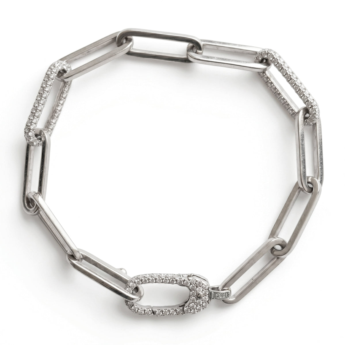 Paper clip link bracelet in 18K white gold with diamond links and diamond clasp, top-down view