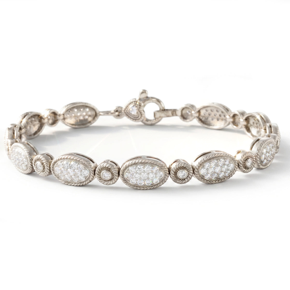 Oval link bracelet in 18K white gold with diamonds and rope-detail frames, front view