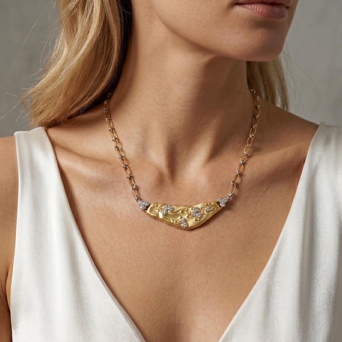 Diamond flowers bar pendant in 18K gold with two-tone gold chain, worn on a model